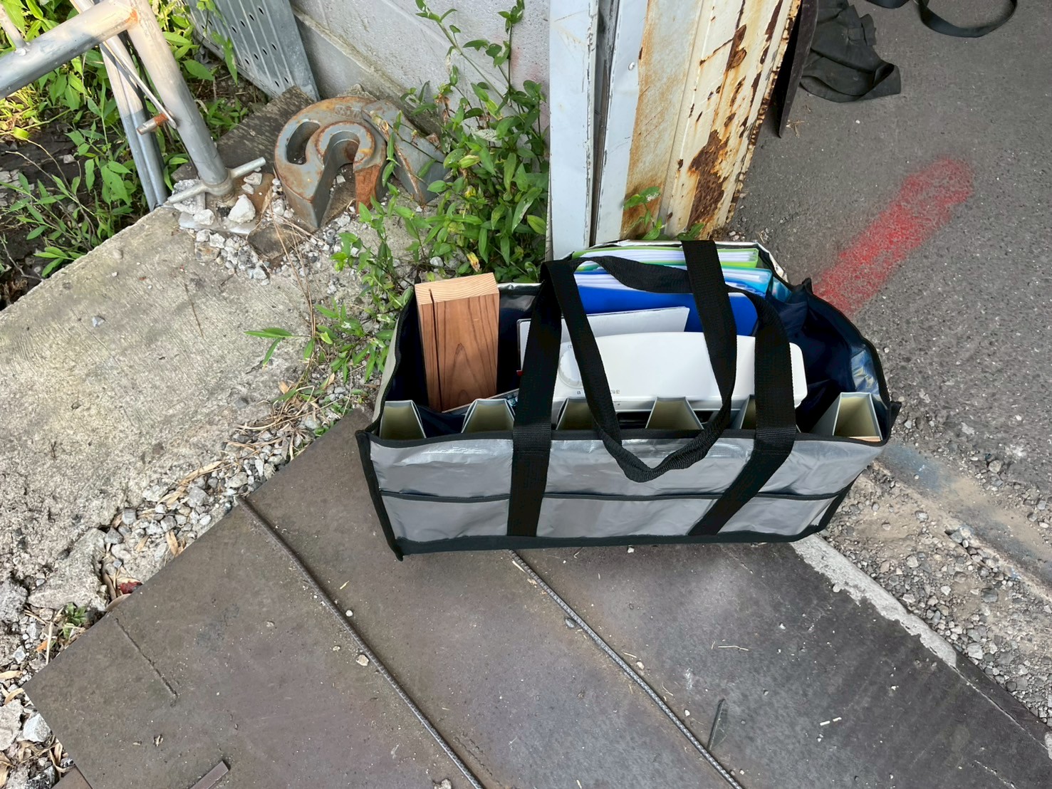 説明のために遮熱塗料のサンプル模型を用意